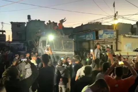 فلسطينيون خرجوا إلى الشوارع في غزة ابتهاجا بأنباء موافقة حماس على مقترح وقف إطلاق النار (رويترز).webp