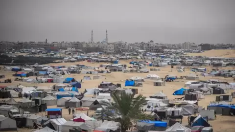 خيام النازحين في رفح (أ ب).webp