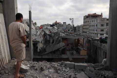 فلسطيني يفحص دماراً طال مباني في رفح (أقصى جنوب غزة) بعد غارة إسرائيلية يوم الاثنين (أ.ف.ب).jpeg