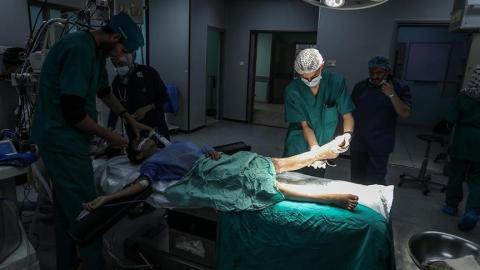 بإمكانيات محدودة.. أطباء يجرون عمليات جراحية لمصابين شمال غزة