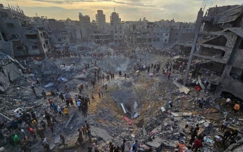 فلسطينيون يبحثون عن ذويهم بعد قصف إسرائيلي على مخيم جباليا في31 أكتوبر 2023 (رويترز).jpeg