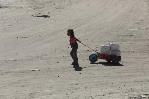 نازحون فلسطينيون يصلون إلى خان يونس بعد فرارهم من مدينة رفح جنوب قطاع غزة، في 8 مايو، 2024. أمر الجيش الإسرائيلي عشرات الآلاف من الأشخاص بإخلاء رفح أثناء قيامه بعملية برية هناك. تصوير عمر اشتياوي