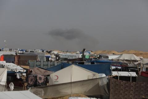 دخان يتصاعد من الغارات الإسرائيلية على رفح في جنوب قطاع غزة في 9 مايو، 2024، وسط الحرب الإسرائيلية المستمرة على غزة. تصوير عمر اشتياوي