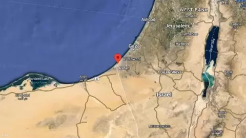 تقع المواصي على الشريط الساحلي للبحر المتوسط