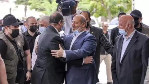 خليل الحية وعباس كامل.webp