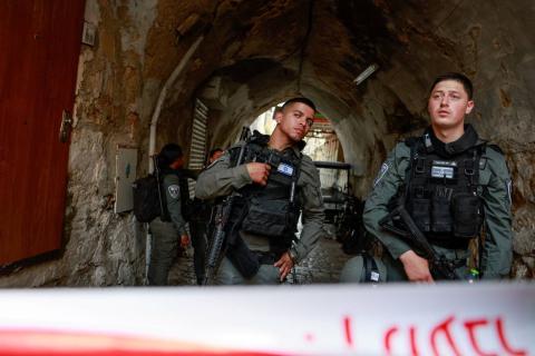 عناصر من قوات الطوارئ الإسرائيلية يطوِّقون منطقة حادث الطعن في القدس (رويترز).jpeg