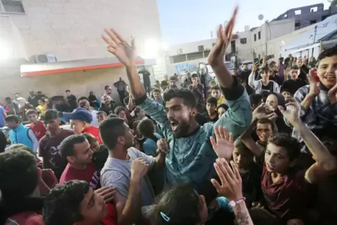فلسطينيون في غزة هتفوا للمقاومة ولقائد كتائب القسام بعد إعلان حماس موافقتها على مقترح وقف إطلاق النار (الأناضول).webp