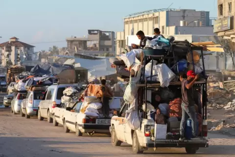 الفلسطينيون المهجرون إلى رفح يخشون اقتحام جيش الاحتلال لها ولا يعرفون إلى أين يذهبون (رويترز).webp
