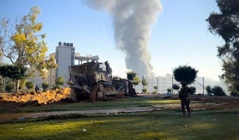 تدمير ملعب اليرموك في غزة (إعلام اتحاد الكرة الفلسطيني(.jpg