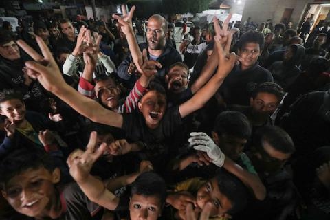 أطفال فلسطينيون يحتفلون في دير البلح وسط قطاع غزة، بعد إعلان حماس قبولها لاقتراح الهدنة في 6 مايو 2024. تصوير عمر اشتاوي