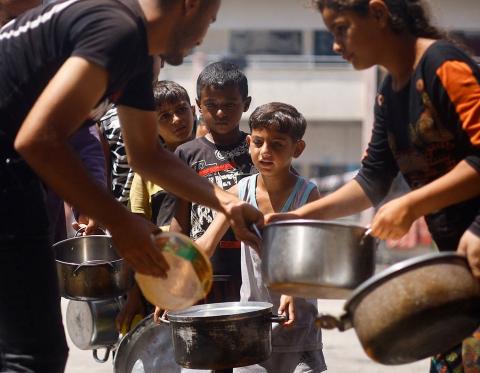 مشاهد جديدة من العدوان المتواصل على القطاع