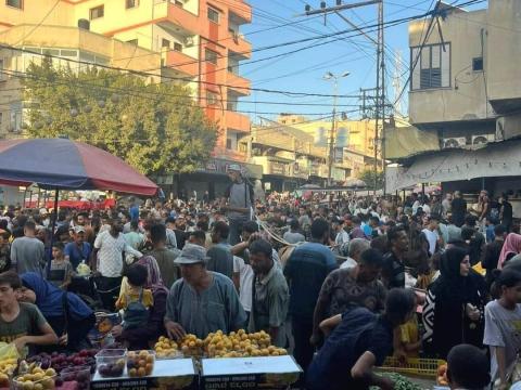 الناس في الاسواق وسط قطاع غزة