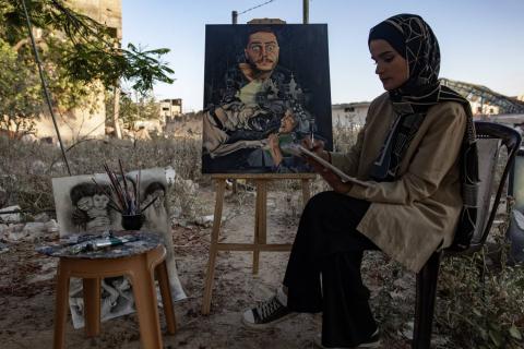 تشكيلية فلسطينية ترسم من بين أنقاض خان يونس معاناة الحرب (صور)
