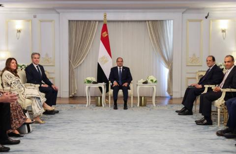 وزير الخارجية الأميركي أنتوني بلينكن يلتقي الرئيس المصري عبد الفتاح السيسي ووزير خارجيته بدر عبد العاطي في مدينة العلمين في شمال مصر (رويترز)