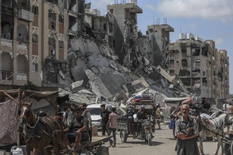 فلسطينيون يحملون أمتعتهم في أثناء فرارهم من مدينة حمد باتجاه المواصي بغزة في 11 أغسطس 2024 (د.ب.أ)