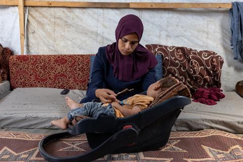 أم وطفلها في ظروف النزوح داخل قطاع غزة