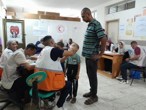 في مركز فتحي عرفات: حملة تطعيم شلل الأطفال تجمع أطفال غزة 
