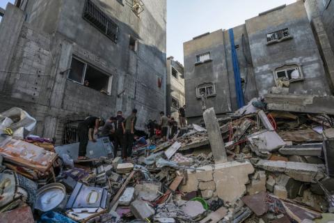 فلسطينيون يبحثون عن جثث وناجين بين أنقاض منزل عائلة التلباني المدمر.jpeg