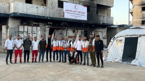 الهلال الأحمر الفلسطيني يُعزز استجابته للطوارئ في غزة والشمال بإنشاء نقطة طبية متقدمة 
