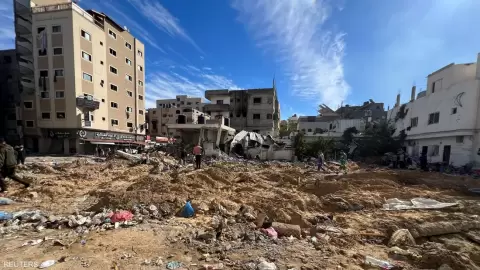 فلسطينيون يتفقدون الأضرار عقب غارة إسرائيلية على المستشفى