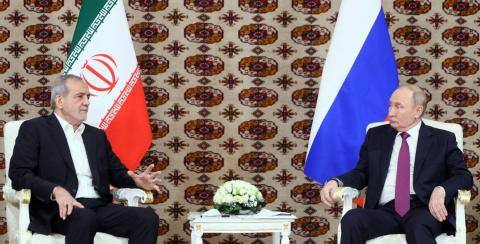 الرئيس الروسي فلاديمير بوتين يلتقي نظيره الإيراني مسعود بزشكيان في عشق آباد - تركمانستان 11 أكتوبر 2024 (رويترز)