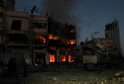 فلسطينيون يتجمعون في موقع غارة إسرائيلية على منزل وسط صراع بين إسرائيل و«حماس» في مدينة غزة (رويترز)