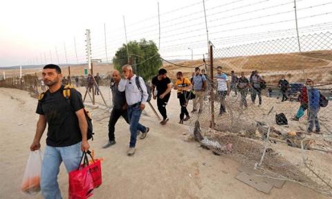 تقرير حقوقي يكشف انتهاكات الاحتلال بحق العمال الفلسطينيين: اعتقال، تعذيب وسلب للأموال