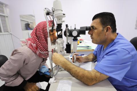 قصة نجاح في غزة: قسم العيون بمستشفى الأمل ومساهماته في علاج الشبكية والمياه البيضاء