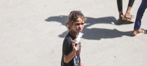 طفلة فلسطينية في خان يونس، جنوب غزة، ومعها طعام مقوى بمكملات غذائية موزع من وكالات الأمم المتحدة.jpg