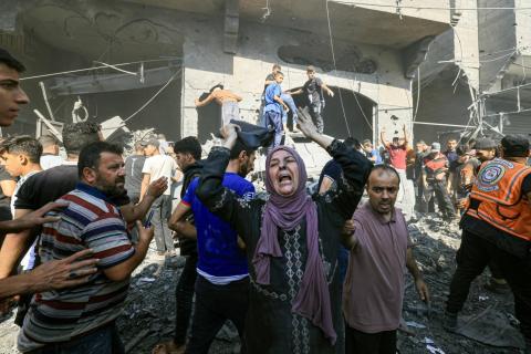 فلسطينية تبكي بينما يهرع آخرون للبحث عن ضحايا بين أنقاض مبنى في أعقاب غارة إسرائيلية في خان يونس جنوب قطاع غزة (أ.ف.ب).jpeg