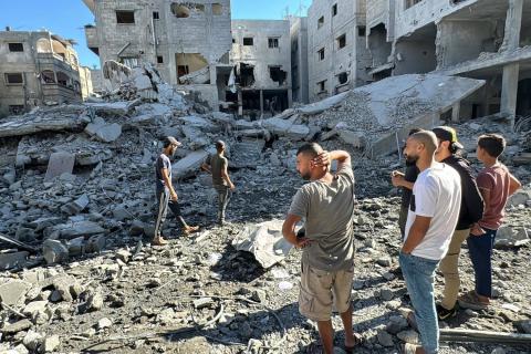 فلسطينيون يتفقّدون الأضرار التي لحقت ببيت لاهيا شمال قطاع غزة جرّاء القصف الإسرئيلي (أ.ف.ب)