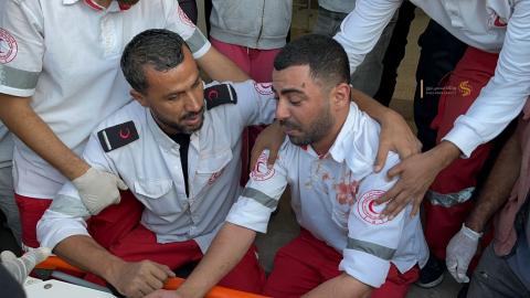 عندما حمل متطوع الهلال الأحمر الفلسطيني والدته دون أن يعرفها