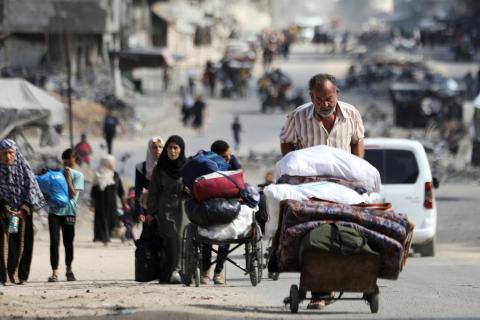 فلسطينيون ينزحون من شمال قطاع غزة السبت (رويترز)