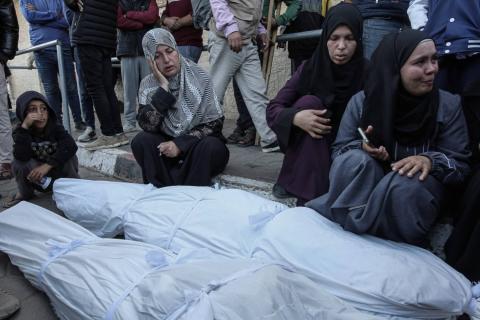 شارك المشيعون في تشييع جثمان فلسطينيين قتلوا في غارة إسرائيلية في مستشفى شهداء الأقصى في دير البلح (د.ب.أ).jpeg