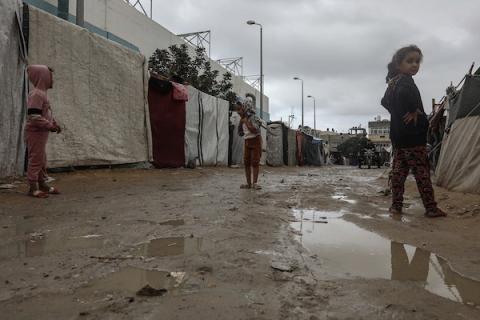 معاناة مضاعفة تحت المطر والقصف