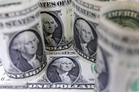 أوراق من الدولار الأميركي (رويترز).jpeg