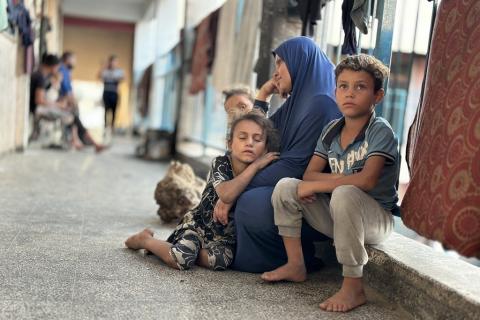 مواطنين في أحد مراكز الايواء.jpg