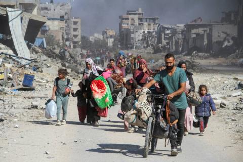 فلسطينيون ينزحون يوم الثلاثاء من شمال غزة وسط عملية عسكرية إسرائيلية (رويترز).jpeg