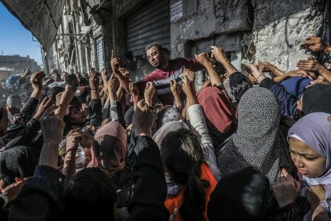طوابير لشراء الخبز من أحد المخابز القليلة العاملة جنوب قطاع غزة.jpeg