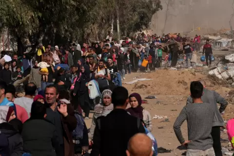 ناس يفرون إلى جنوب قطاع غزة في شارع صلاح الدين.webp