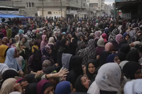 فلسطينيون يتجمعون للحصول على طعام في مركز توزيع بقطاع غزة (أ.ب).webp