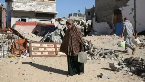 امرأة فلسطينية نازحة في خانيونس جنوب قطاع غزة.webp