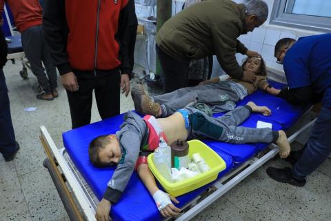 طفلان يتلقيان العلاج جراء إصابتهما في غارة إسرائيلية.jpg