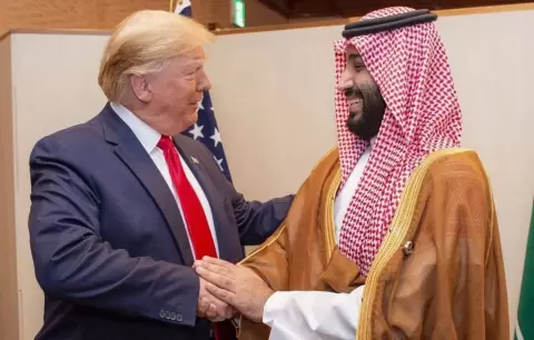 الرئيس الأميركي وولي العهد السعودي في لقاء عام 2019.webp