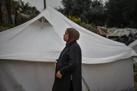 أرحام تحت النار