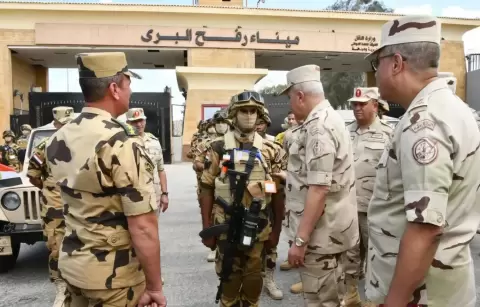 رئيس أركان الجيش المصري في زيارة سابقة إلى معبر رفح البري.webp