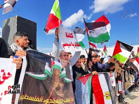 83912-آلاف-المصريين-يهتفون-من-أمام-معبر-رفح-(1).webp