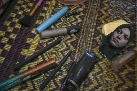 النساء يكافحن حياة بلا خصوصية