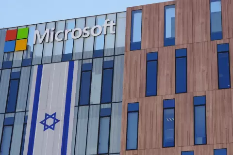 علم إسرائيلي يرفرف فوق مكاتب مايكروسوفت في مبنى في حديقة جاف يام التكنولوجية في بئر سبع