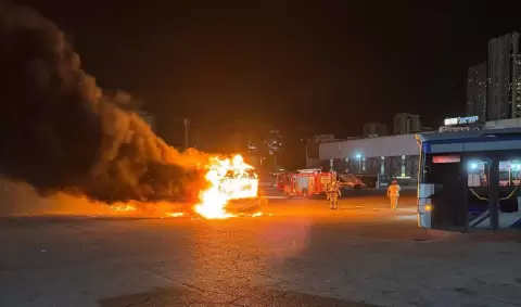 موقع انفجار حافلة في مدينة بات يام بوسط إسرائيل (إكس)